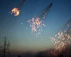شاهد: لليوم الثاني على التوالي..التحالف الدولي يحرق أحياء الرقة بالفوسفور الأبيض