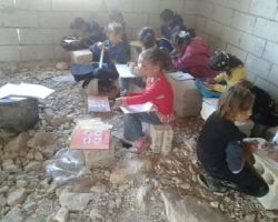 في ريف حماة ... الطائرات الروسية دمرت المدارس وطلابها يدرسون على أنقاضها