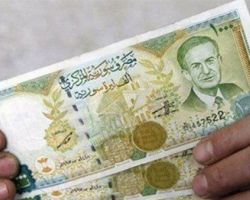 الليرة السورية تواصل انهيارها.. الدولار أصبح قريباً من عتبة الـ (1000)