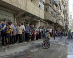 معالم الحصار بدأت تظهر بحلب.. طوابير على الخبز والمحال التجارية باتت شبه خاوية من موادها