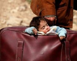 طفلة الحقيبة .. صورة تختصر مأساة الغوطة وتشعل مواقع التواصل