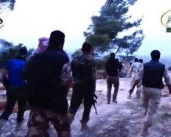 نشرة أخبار سوريا- بعد تحرير المسطومة.. جيش الفتح يسيطر على الطريق الواصل بين المسطومة ومدينة أريحا بالكامل، ويحرر أول حاجز على مدخل أريحا-(19_5_2015)