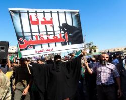 مئات آلاف المعتقلين السوريين... كيف تسعى روسيا إلى طمس قضيتهم؟