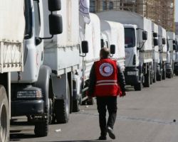41 شاحنة محملة بالمساعدات الغذائية والطبية تدخل مدينة الرستن بريف حمص
