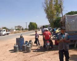 الموالون للأسد بريف حماة (يغرفون) من أسطوانات الغاز!