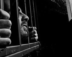 معتقل سابق يروي تفاصيل تعذيب صادمة في سجون الأسد