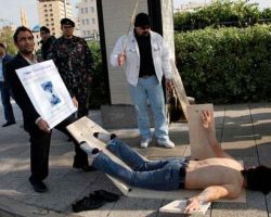 معتقلون يروون تفاصيل 