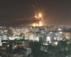 نشرة أخبار الأحد- انفجارات مجهولة تهز مطار المزة العسكري بدمشق، ونظام الأسد يفرض قيوداً تمنع مغادرة الشباب لسوريا -(2-9-2018)