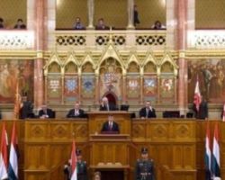البرلمان المجري يصوت اليوم على تعديل دستوري يحظر توطين الأجانب في البلاد