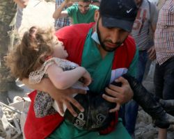 كفاح آخر أطباء حلب.. الجراحون يجرون يومياً 10 عمليات ونقل الجرحى أشبه بـ