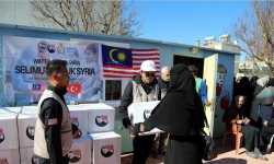 طلاب ماليزيون يقدمون مساعدات لأسر سورية في تركيا 