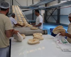 IHH التركية توزع 170 ألف رغيف خبز في إدلب يومياً