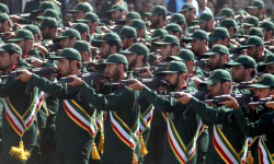 إيران تجند عشرات الآلاف من المقاتلين الشيعة الأفغان للانضمام  إلى وحداتها التي تحارب في سوريا وتمنحهم رواتب شهرية