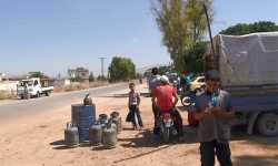 الموالون للأسد بريف حماة (يغرفون) من أسطوانات الغاز!