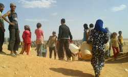 الانتهاء من توزيع قافلة المساعدات الإنسانية التي دخلت مخيم الركبان