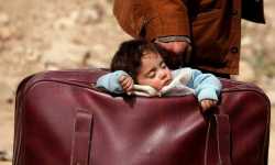 طفلة الحقيبة .. صورة تختصر مأساة الغوطة وتشعل مواقع التواصل
