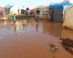 غرق عدة خيم للنازحين بريف حلب الشمالي جراء الأمطار الغزيرة