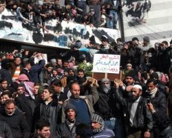 قصف مستمر على حمص ودير الزور.. والعثور على مقبرة جماعية في حماه