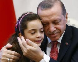  أردوغان يستقبل الطفلة 