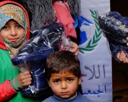 حملة تركية لتوفير 66 ألف حذاء شتوي للأطفال السوريين في المخيمات 