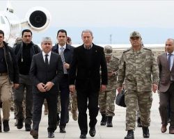 وزير الدفاع التركي يجري جولة تفقدية على الحدود مع سوريا