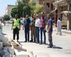 رئيس الحكومة المؤقتة في إدلب لتفقد المدينة بعد قصفها بغاز الكلور السام