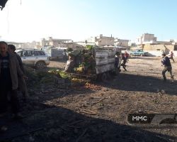قصف جوي على سوق الهال في سراقب