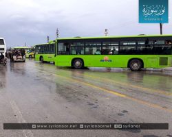 بعد أن أمضت عدة ليالٍ في العراء .. قوافل المهجرين تدخل الباب