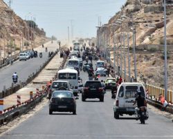 بعد سنوات على إغلاقه.. قوات النظام تعيد فتح طريق حمص - حماة 