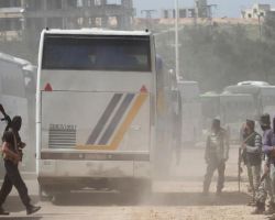 نشرة أخبار سوريا- وصول 120 معتقلاً إلى إدلب بعد إطلاقهم من سجون النظام، والإفراج عن المختطفين القطريين ضمن اتفاق المدن الأربعة -(21-4-2017)