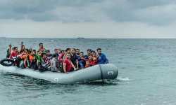 معظم ركابه سوريون .. السلطات التركية تضبط قارباً مطاطياً في طريقه إلى اليونان