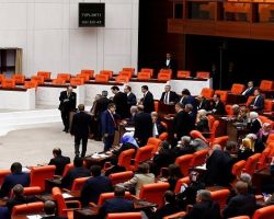 البرلمان التركي يمنح الحكومة عاماً إضافياً لاستكمال عملياتها العسكرية في سوريا والعراق 