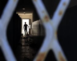 المنسيون في سجون النظام: أكثر من 60 ألف معتقل قضوا تحت التعذيب