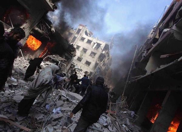 أخبار سوريا_ عشرات الضحايا في مجزرة جديدة في دوما، و تدمير 7 دبابات لقوات أسد في درعا وتفجير 5 مبانٍ لهم في إدلب_ (9-2- 2015)