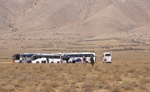 وصول قافلة مقاتلي تنظيم الدولة من الحدود اللبنانية إلى مناطق سيطرة التنظيم 