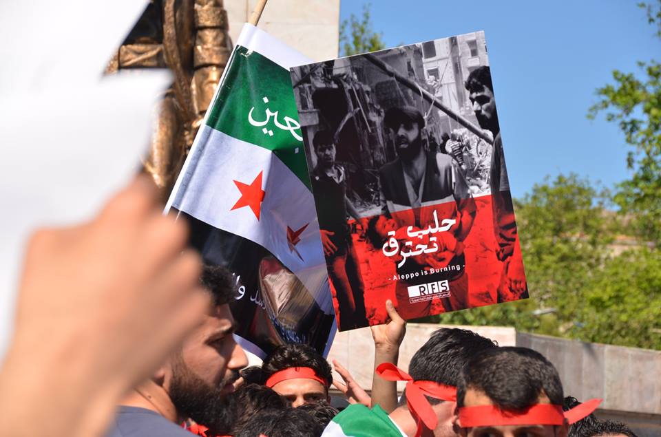 نشرة أخبار سوريا- مظاهرات في إدلب تضامناً مع حلب وسط إلغاء صلاة الجمعة، والهيئة العليا للمفاوضات تؤكد أن خطوة النصرة 