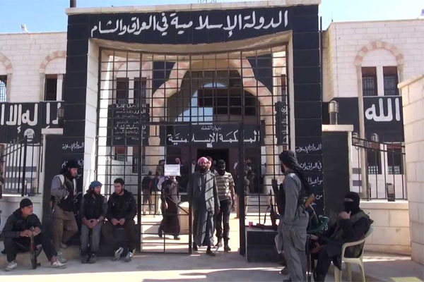داعش تهدد بسبي نساء المجاهدين وتغدر بهم في القلمون ودرعا