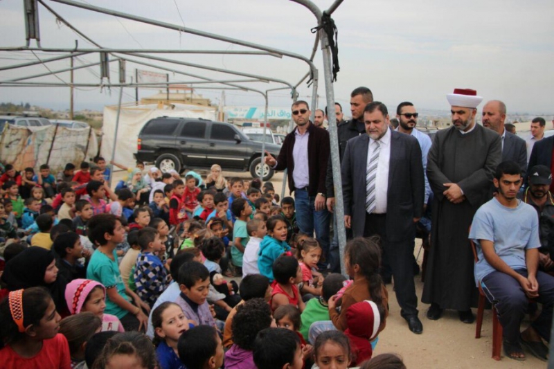 نائب لبناني يتضامن مع اللاجئين السوريين في مخيم الريحانية