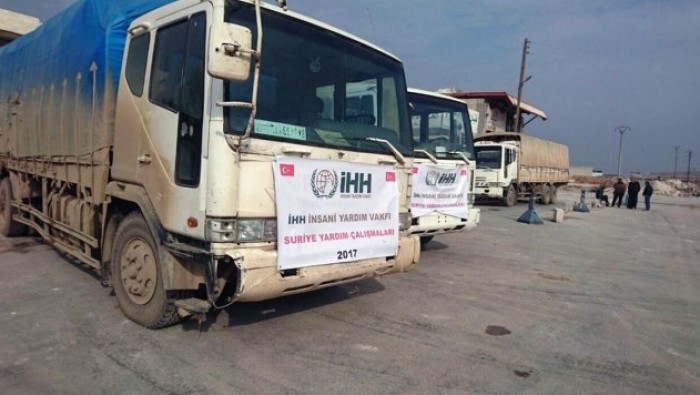 10 شاحنات تحوي مساعدات إنسانية من تركيا إلى مدينة الباب 