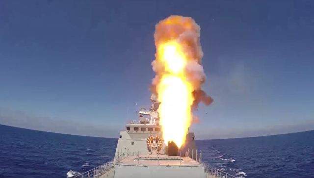 روسيا تستعرض قدراتها العسكرية وتستهدف تنظيم الدولة في تدمر من البحر