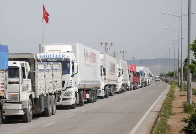 15 شاحنة محملة بمواد غذائية تدخل مدينة إدلب 