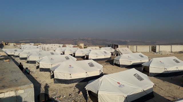 الوقف التركي ينشئ ألف خيمة شمالي إدلب لإيواء النازحين من قصف النظام