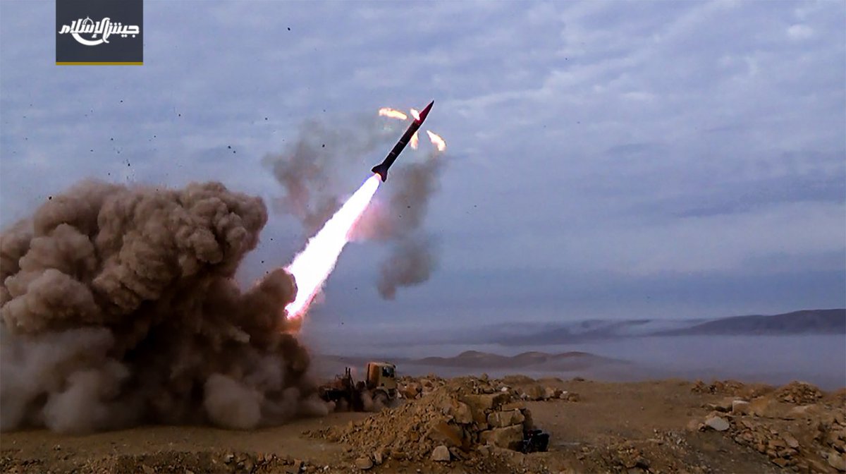 جيش الإسلام يستهدف مطار الضمير بقصف صاروخي