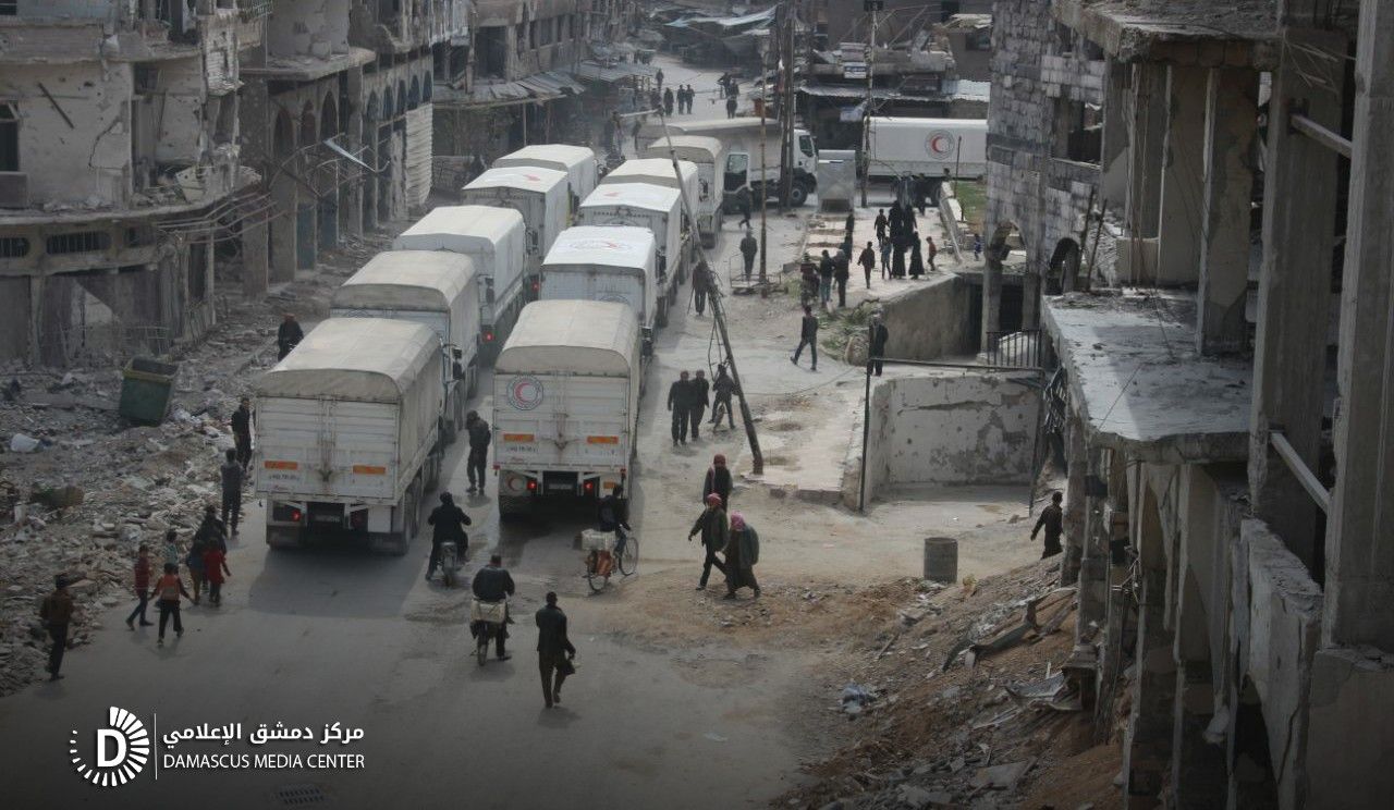 بالصور .. قافلة مساعدات تصل إلى دوما بريف دمشق