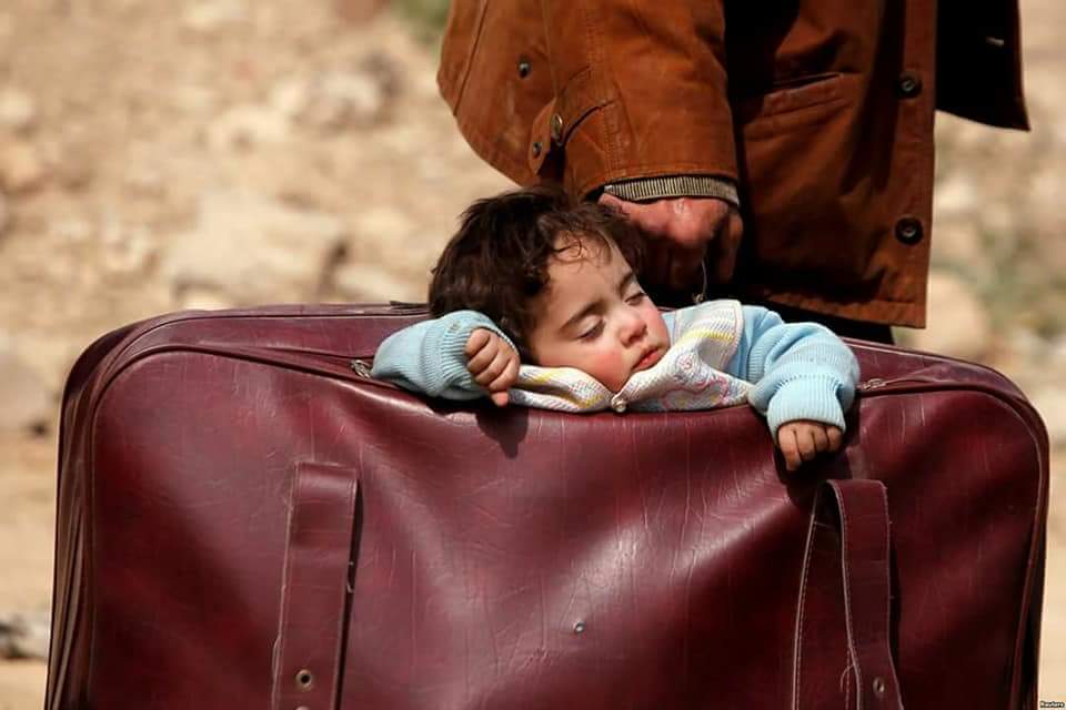 طفلة الحقيبة .. صورة تختصر مأساة الغوطة وتشعل مواقع التواصل