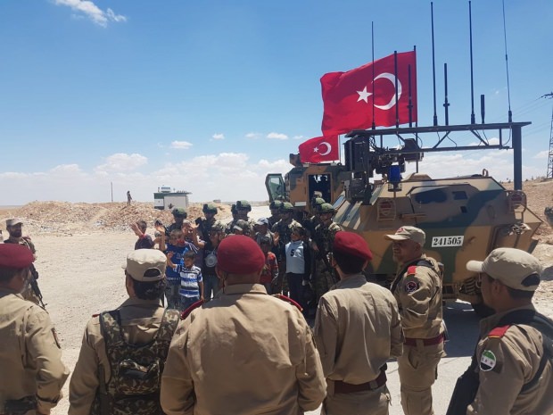 قوات تركية تدخل منبج وتبدأ بتسيير دوريات مشتركة في المدينة (صور)