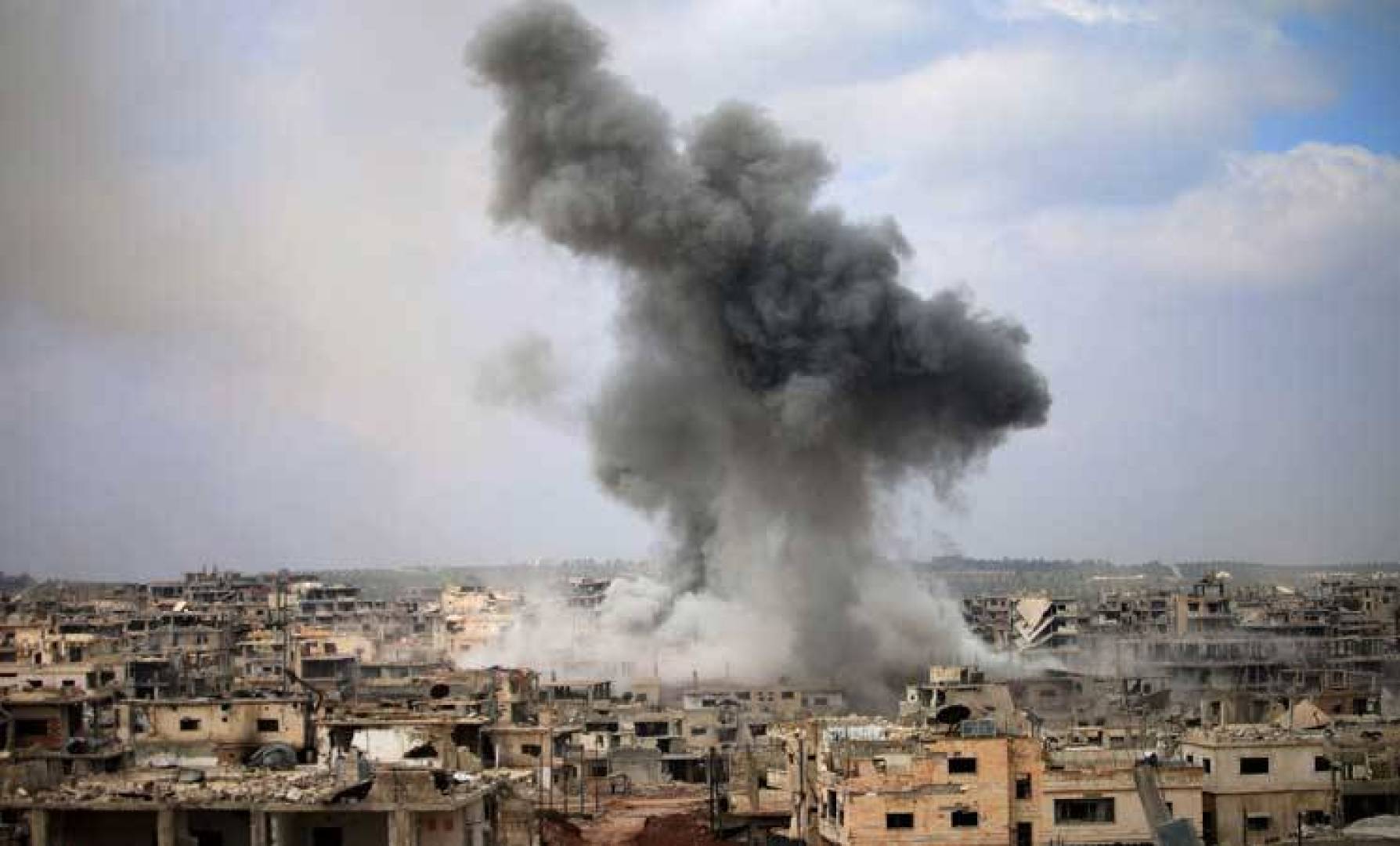 العفو الدولية تؤكد مسؤولية النظام وروسيا عن قصف إدلب بأسلحة 
