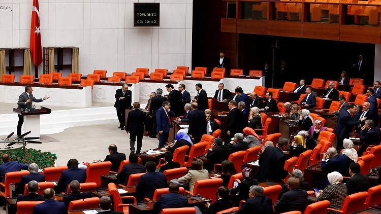 البرلمان التركي يمنح الحكومة عاماً إضافياً لاستكمال عملياتها العسكرية في سوريا والعراق 