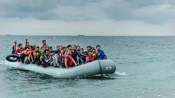 معظم ركابه سوريون .. السلطات التركية تضبط قارباً مطاطياً في طريقه إلى اليونان