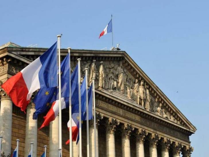 فرنسا تصدر مذكرة اعتقال بحق 3 من أكبر الشخصيات في نظام الأسد 